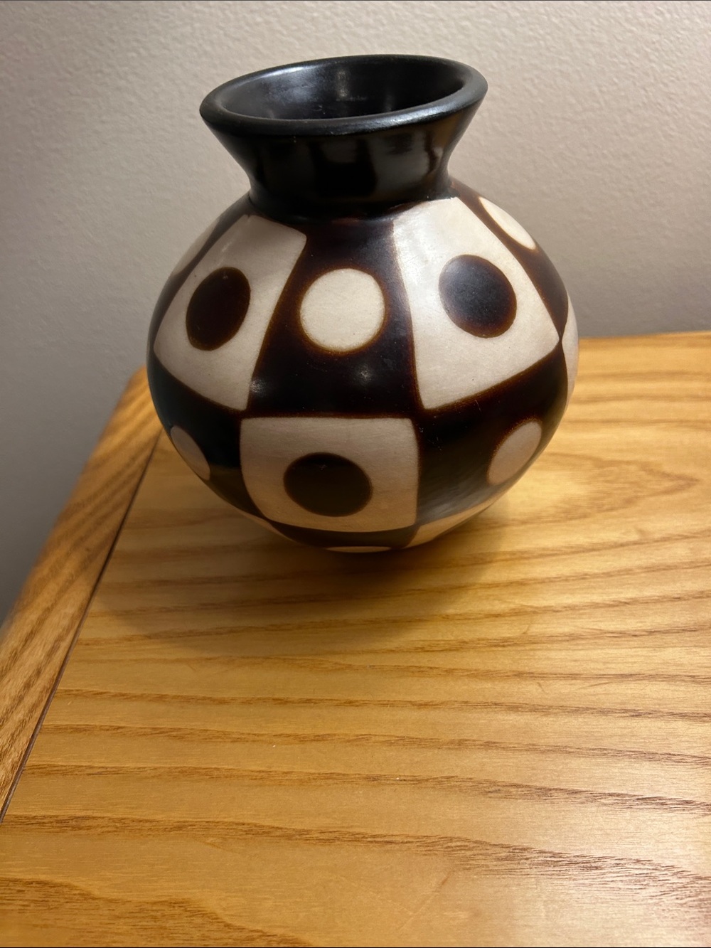 Peruvian folk art pottery vase by artisan Valeriano Paz